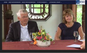 Henk Copinga en Tjaaktje Bakker worden geïnterviewd