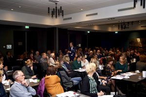 een zaal met veel mensen