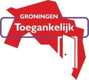 logo toegankelijk groningen: provincie Groningen is rood gekleurd met een witte open deur erin
