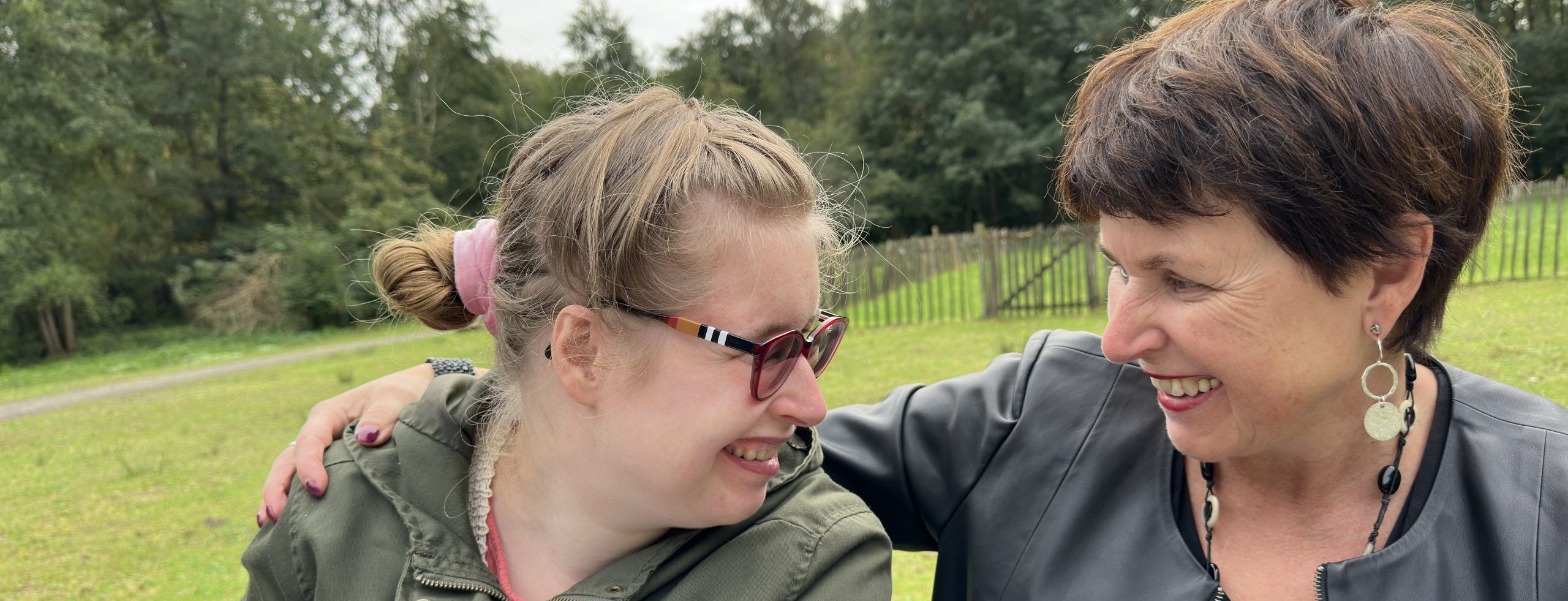 Wilma Klaassen en haar dochter Naomi buiten 