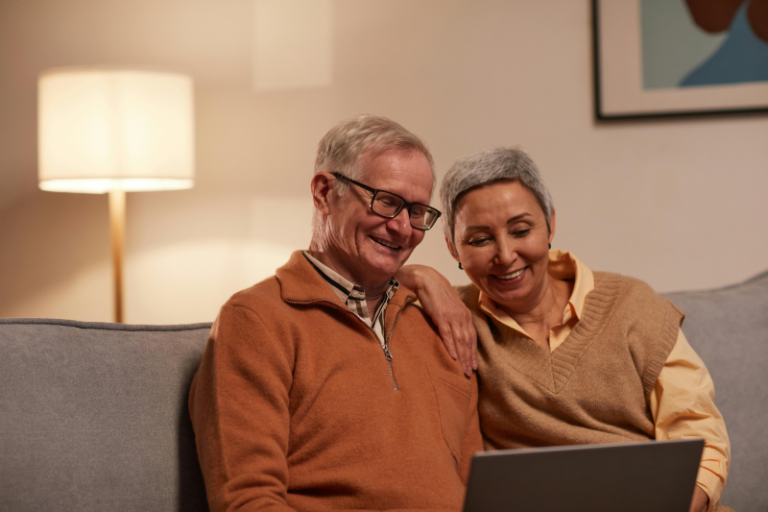 man en vrouw op de bank kijkend naar tablet