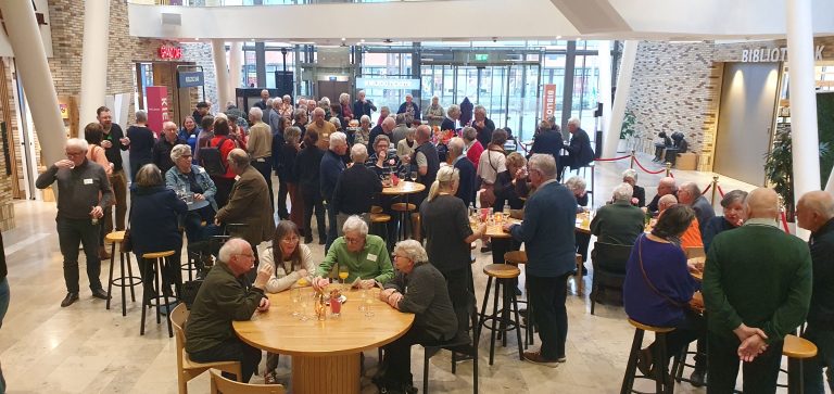 een groep mensen in de lobby van het Kielzogtheater in Hoogezand