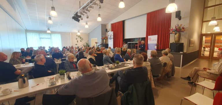 overzicht van de zaal van achteren