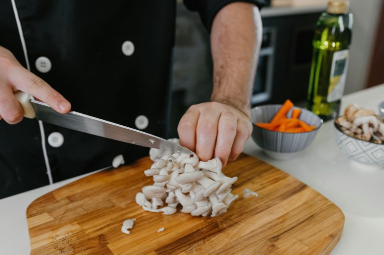 iemand snijdt eten op een plank
