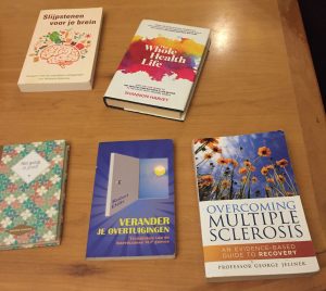 tafel met boeken die kunnen helpen bij MS